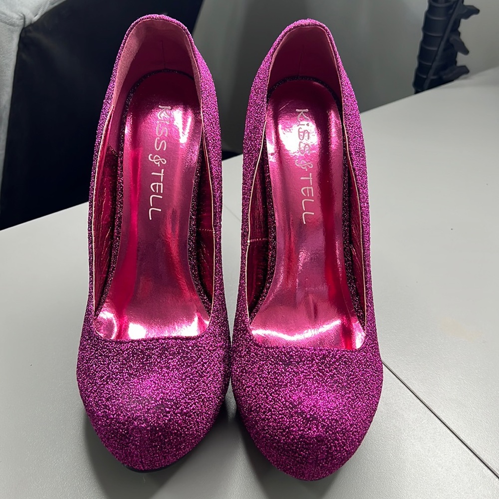 Heels by Kiss &Tell Magenta 9 used like new